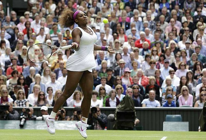 Ở set 2, Williams một lần nữa giành break sớm khi Radwanska mắc lỗi giao bóng kép. Williams lập kỷ lục với cú ace thứ 90 ở giải Wimbledon 2012, một kỷ lục mới